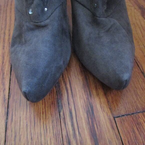 Kathy Van Zeeland Gray Faux Suede Embellished Ankle Booties Size 9M 4.2in Heel - Picture 5 of 16